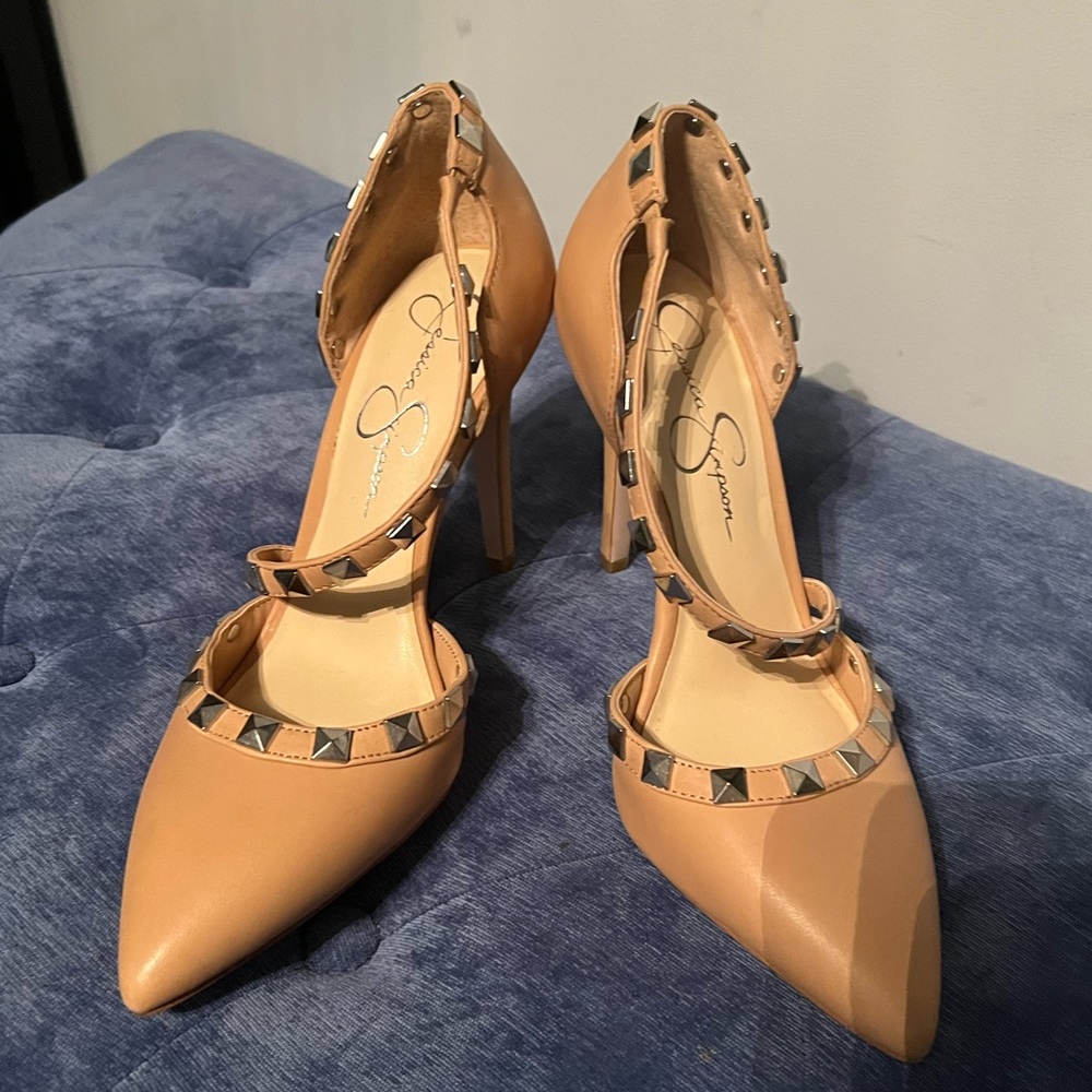 Jessica Simpson beige studded pump